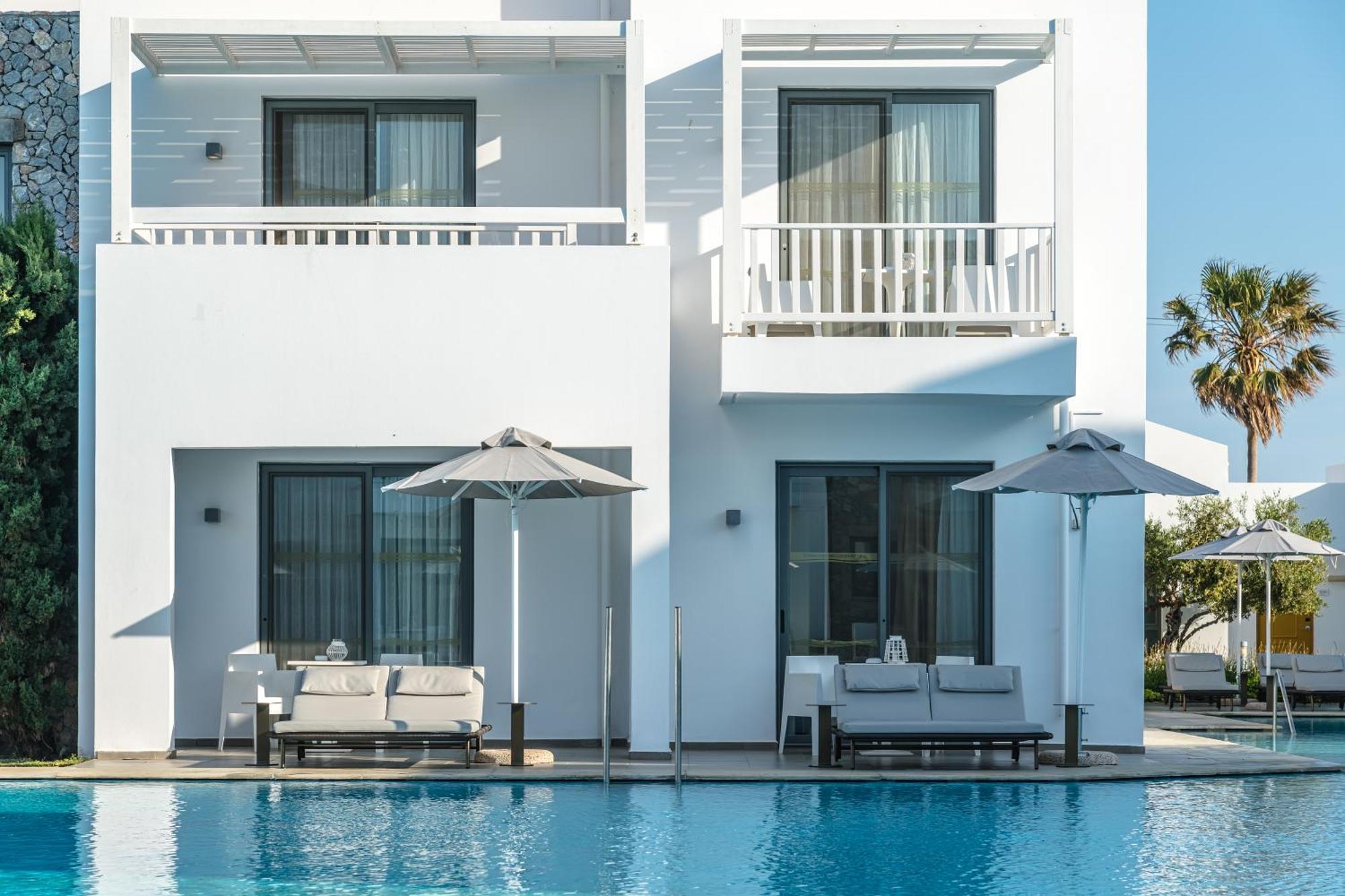 Camera Superior Fronte Piscina con Accesso Piscina